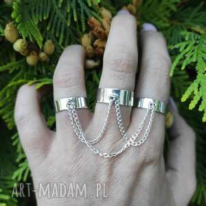 zestaw obrączek łączonych łańcuszkiem surowy, srebro minimalistyczny, prosty