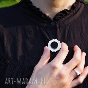 srebrna broszka kwiat z onyksem, biżuteria kwiatem, elegancka