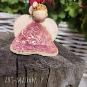 Ceramiczny aniołek z serduszek - ręcznie robiona dekoracja