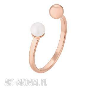 Pierścionek z różowego złota z kuleczką i opalizującą perłą