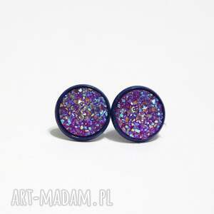 Małe fioletowe kolczyki druzy na granatowych sztyftach