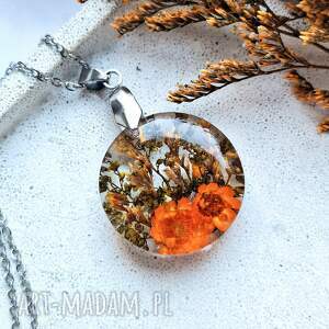 Wisiorek z żywicy z suszonymi kwiatami - handmade naszyjnik