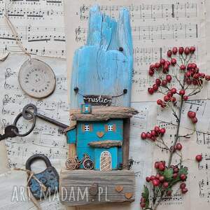 Prezent Rustykalny wieszak z turkusowym domkiem no 5, drewna