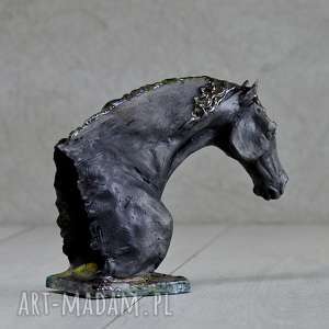 handmade na święta prezent ceramiczna figurka konia fryzyjskiego - technika raku