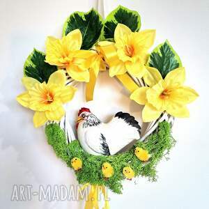 Wielkanocny wianek na drzwi z kurką i pisklakami, wiosenne ozdoby