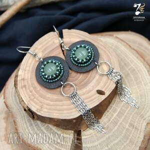 długie kolczyki skórzane z awenturynem i łańcuszkami, biżuteria alternatywna