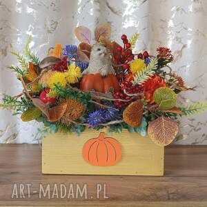 dekoracja jesienna ze światełkami stroik na jesień z jeżykiem ozdoba