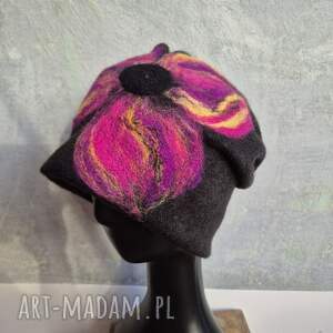 czapka wełniana filcowana zimowa czarna handmade w kwiaty na podszewce - rozmiar
