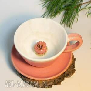ręcznie zrobione ceramika handmade filiżanka z figurką lukrowanej babeczki - różowa