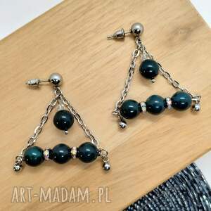 kolczyki trójkąty że szklanymi zielonymi kulkami koralików