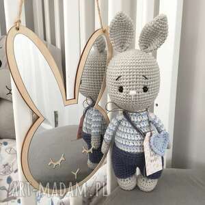 szydełkowy króliczek eryczek - Miedzy Motkami dla dziecka maskotki