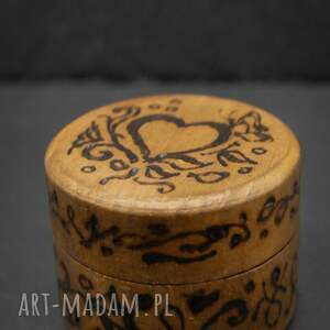 Prezent Drewniane pudełko na pierścionek z ręcznie wypalanym wzorem