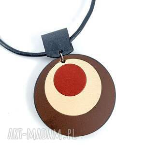 brązowo - czerwona okrągła skórzna zawieszka na rzemyku, skórzany naszyjnik