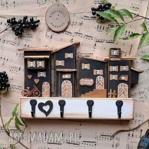 Prezent Wieszak z czarnymi domkami no 1, drewna