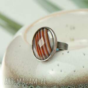 minimalistyczny pierścionek z prążkowanym agatem a726