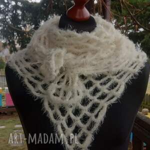 chusta kremowy puszek z moheru, szal