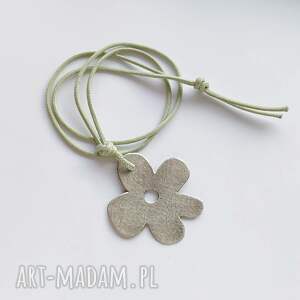 prezenty na święta, kwiat wisiorek alpaka, zmatowione