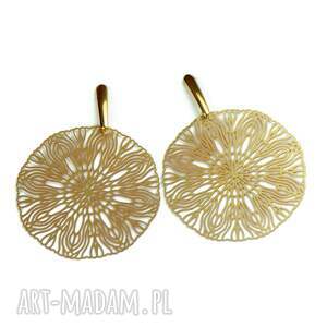 okrągłe kolczyki z ażurowym motywem pasithea c670 stylu