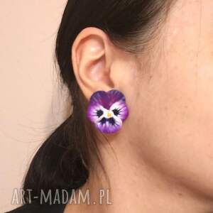 kolczyki sztyfty z biało-liliowymi bratkami, wysokość kwiatu 28 mm, autorska