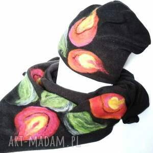 handmade chustki i apaszki czarny wełniany komplet w kwiaty idealny na zimę filcowany