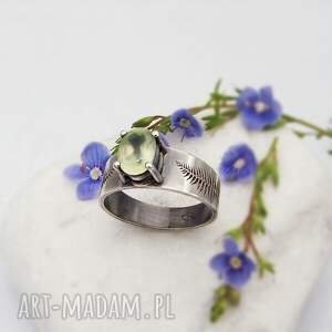 pierścionek z liściem paproci, biżuteria paprocią, zielony kamień