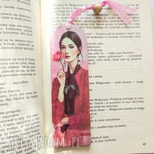 do książki w bibliotece, zakładka, róża, kobieta