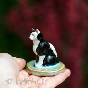 figurka kota - ręcznie wykonana biało czarny kot ceramika na prezent kotem