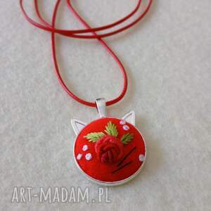 ręcznie haftowany wisior satan na filcu stylowo, boho, niebanalnie bez