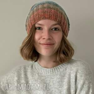 pastel, na drutach, wełniana czapka, na prezent