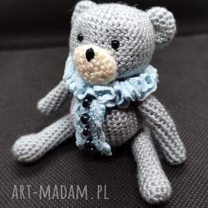 dekoracje miś szydełkowy jasnoszary z niebieską kryzą, mś kolekcjonerski, styl