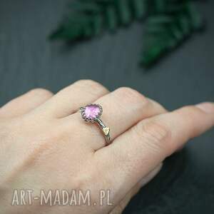 srebrny pierścionek z różowym turmalinem i złotym sercem