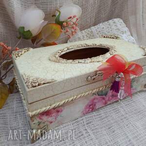 elegancki, ręcznie zdobiony techniką decoupage chustecznik w stylu shabby chic