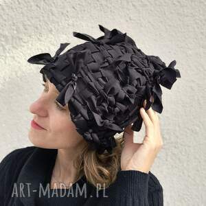Katarzyna Staryk: czapka czarna kokardą - wytkana ręcznie na krośnie z ozdobnymi kokardami