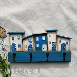 rustykalny wieszak z domkami w odcieniach niebieskobiałym rustykalna ozdoba