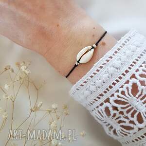 bransoletka z muszelką kauri, biżuteria handmade, regulowana, koraliki
