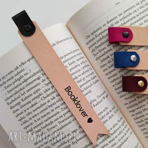 czarna skórzana personalizowana zakładka do książki z kolorową łatką