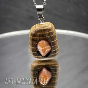 pomysł na upominek na święta Drewniany wisiorek - Akacja i karneol