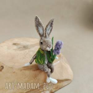 wiosenny zając - filcowana figurka, dekoracja wielkanocna, wiosenna