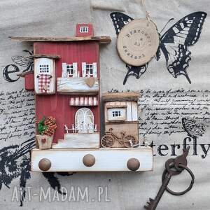 czerwony domek wieszak na klucze i ubrania, z drewna, drewniane domki