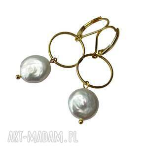 perłowe kolczyki ze złoconymi okręgami c1324