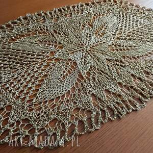 bieżnik na drutach w kolorze starego złota, serwetka koronkowa, podkładka