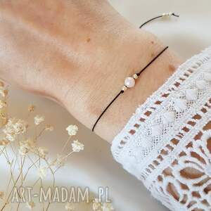 czarna bransoletka z opalem różowym, delikatna biżuteria pomysł na prezent