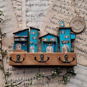 Prezent z turkusowymi domkami no 1, wieszak - drewna