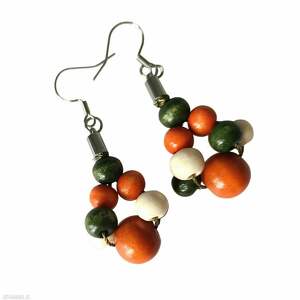 kolczyki drewniane wiszące z małych koralików pomarańcz zieleń krem naturalne