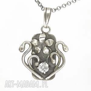 Srebrny delikatny naszyjnik roślinny z cyrkonią, biżuteria