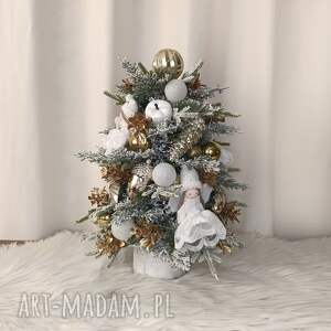 choinka z szyszek aniołkami stroik świąteczny dekoracja na boże narodzenie