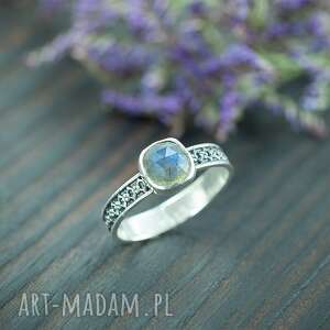 srebrny pierścionek z labradorytem i zdobioną obrączką, pierścionek z niebieskim