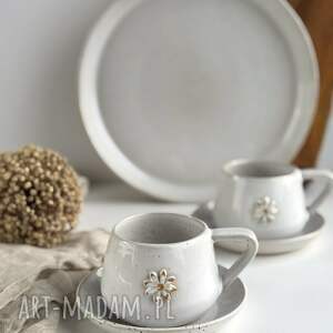 zestaw dla dwojga - taca białe filiżanki ceramiczne piegi ze stokrotką