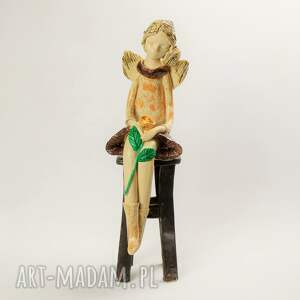 ceramika anioł siedzący z różą, ręcznie wykonany