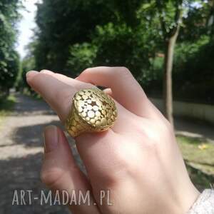 duży pierścień - ażurowy złoty pierścionek, metaloplastyka, elegancki